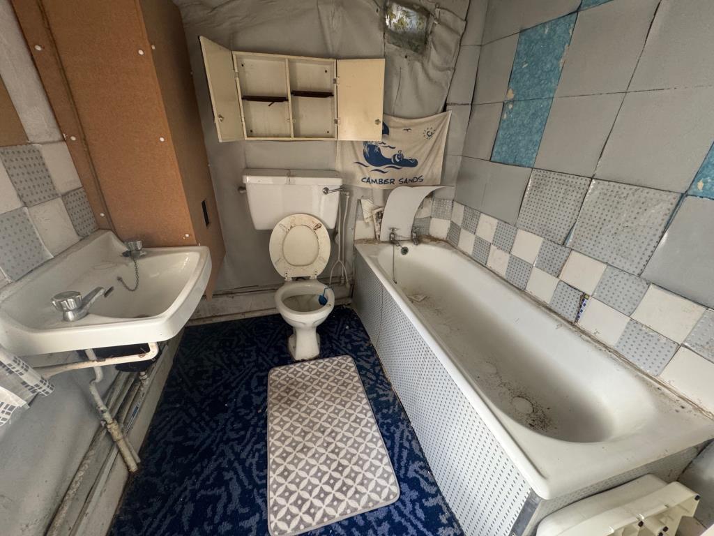 Lot: 56 - END-TERRACE HOUSE FOR IMPROVEMENT - Bathroom